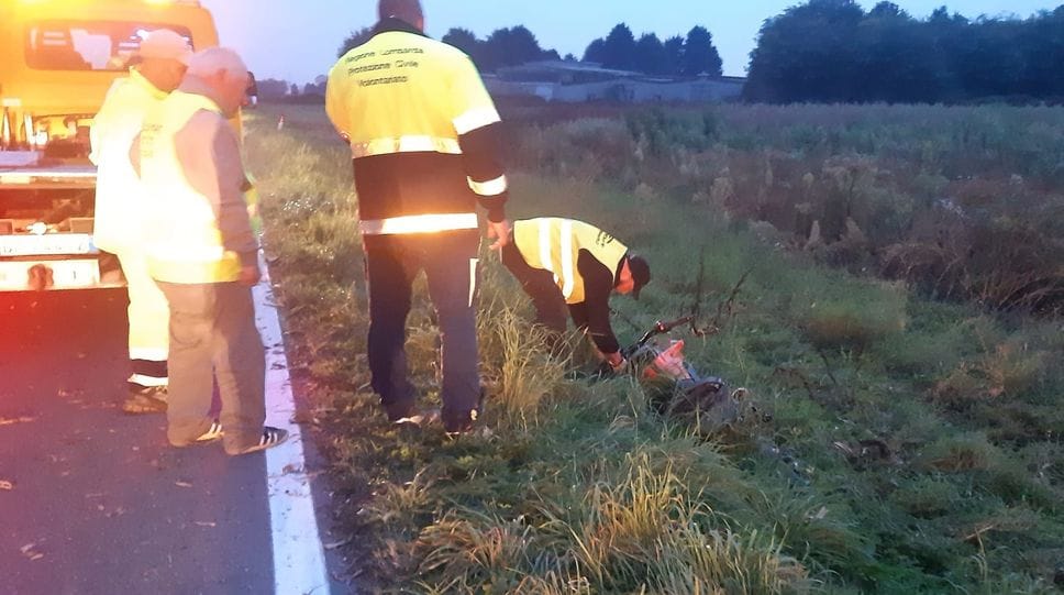 Il recupero della moto dopo l’incidente Il recupero della moto dopo l’incidente