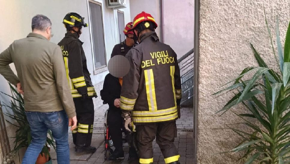 L’intervento dei pompieri per liberare un residente in carrozzina rimasto bloccato in ascensore L’intervento dei pompieri per liberare un residente in carrozzina rimasto bloccato in ascensore