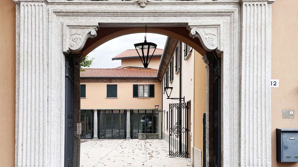 L’ingresso al nuovo cortile diventato luogo di socializzazione