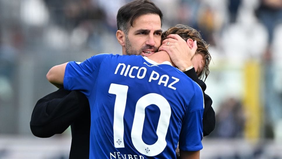 L’abbraccio tra Cesc Fabregas e Nico Paz L’abbraccio tra Cesc Fabregas e Nico Paz