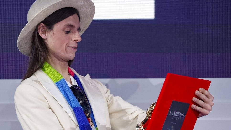 Lucio Corsi allo scorso festival di Sanremo. Ora vince anche la Targa Tenco per il miglior album e la miglior canzone (Ansa) Lucio Corsi allo scorso festival di Sanremo. Ora vince anche la Targa Tenco per il miglior album e la miglior canzone (Ansa)