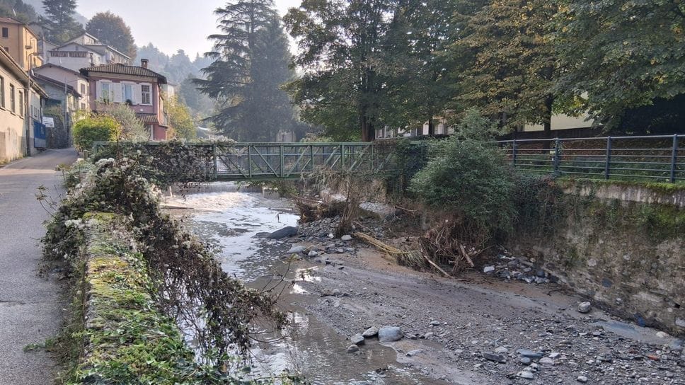 Fango nel letto del Cosia a distanza di un mese dall’alluvione Fango nel letto del Cosia a distanza di un mese dall’alluvione