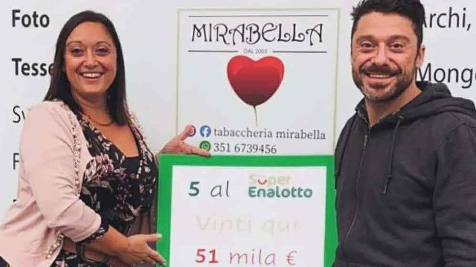 Lara e Luca Mirabella mostrano il cartello della vincita Lara e Luca Mirabella mostrano il cartello della vincita