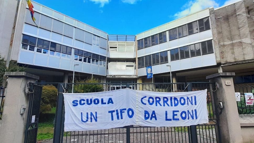 Lo striscione esposto dalla scuola dopo una partita a cui gli studenti di alcune classi erano stati invitati Lo striscione esposto dalla scuola dopo una partita a cui gli studenti di alcune classi erano stati invitati