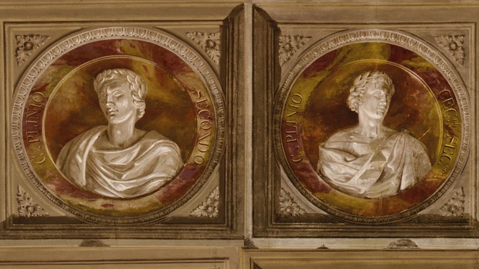 I ritratti di Plinio il Vecchio e Plinio il Giovane  affrescati sul soffitto dell’ex municipio I ritratti di Plinio il Vecchio e Plinio il Giovane  affrescati sul soffitto dell’ex municipio