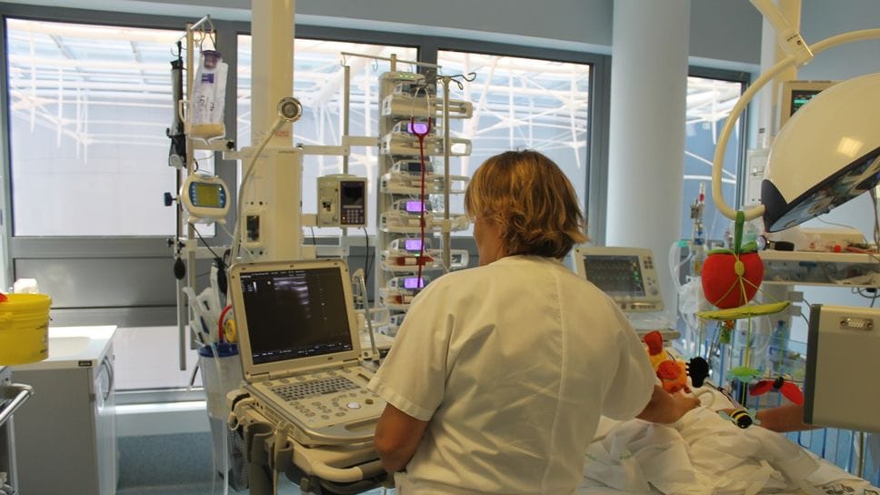 Un’ecografica al lavoro: l’alto numero di prescrizioni per prestazioni mediche rischia di intasare il sistema sanitario