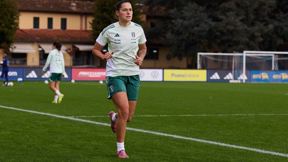 Nadine Nischler in maglia azzurra