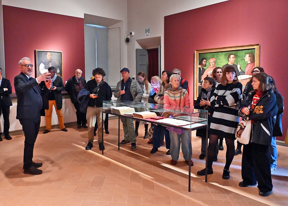 Il curatore Bruno Fasola mentre illustra la prima sala della mostra