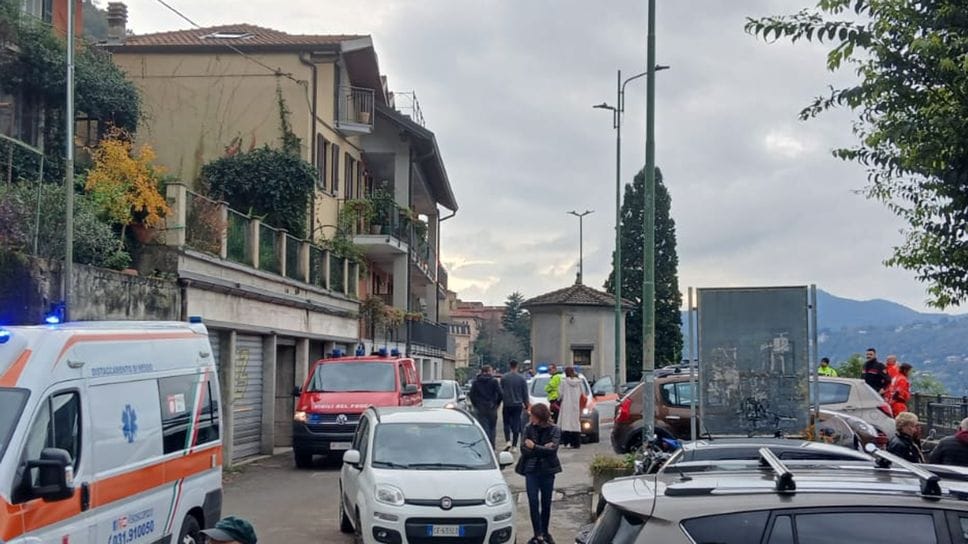 I soccorsi intervenuti lunedì a Sopravilla di Blevio per l’operaio ferito I soccorsi intervenuti lunedì a Sopravilla di Blevio per l’operaio ferito