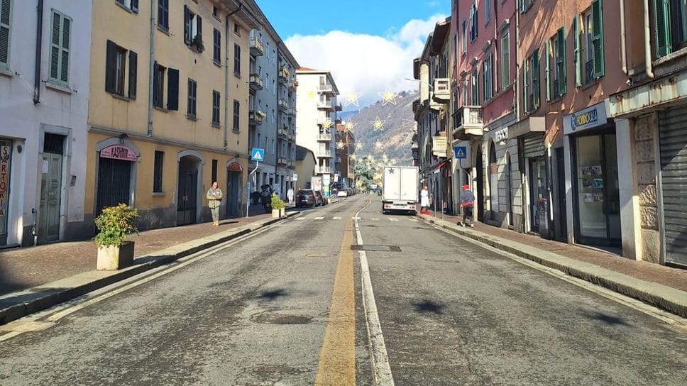 La parte alta di via Milano. zona molto popolosa e multietnica ma abbandonata dai comaschi: sono decine le saracinesche abbassate