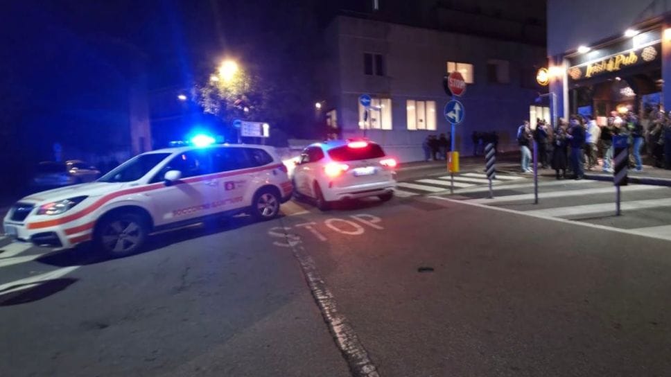 Il luogo dell’aggressione con i soccorritori in azione  (Bartesaghi)