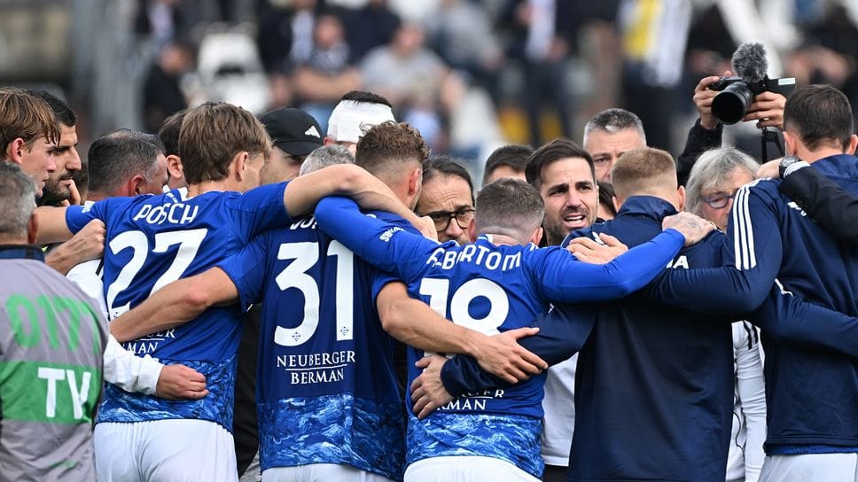 Cesc Fabregas a fine partita parla alla squadra