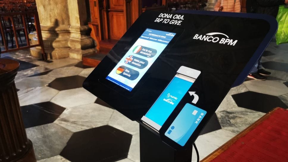Il nuovo totem per le offerte con carta di credito e smartphone all’interno del Duomo di Como Il nuovo totem per le offerte con carta di credito e smartphone all’interno del Duomo di Como