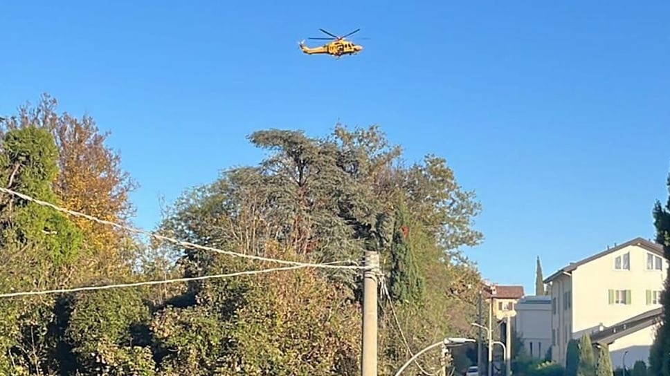 L’arrivo dell’elicottero nella zona verde di via Piave a Villa Romanò