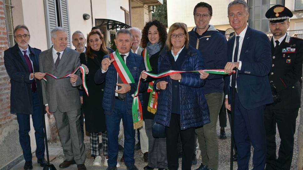 Il taglio del nastro che sancisce la vittoria della società civile