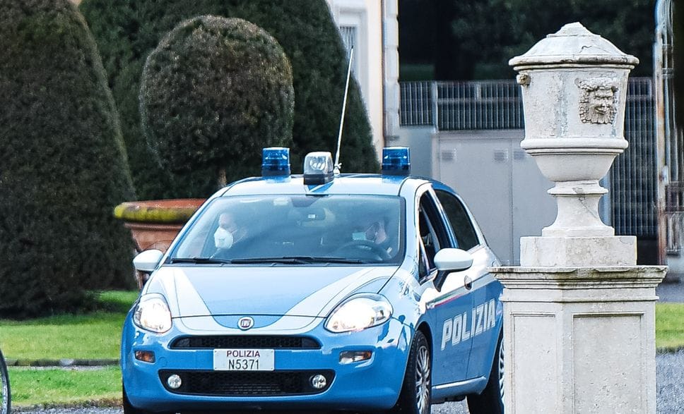 Un’auto della Polizia in zona Villa Olmo, teatro dell’aggressione di ieri pomeriggio
