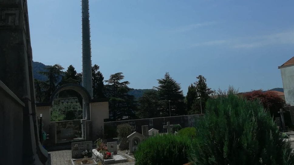 La grande antenna che è stata installata vicino al cimitero di Rovenna