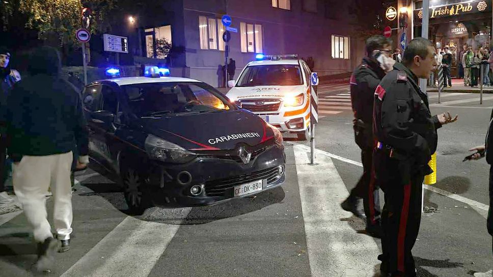 Il ragazzo ferito è stato poi soccorso davanti al vicino Irish Pub   (Bartesaghi)