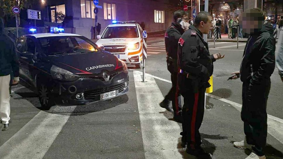 Carabinieri e soccorritori venerdì  sera vicino al pub di via Colombo Carabinieri e soccorritori venerdì  sera vicino al pub di via Colombo