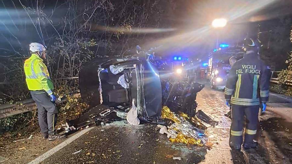 L’auto distrutta dopo l’incidente a Erba: due ragazzi erano rimasti incastrati nella vettura