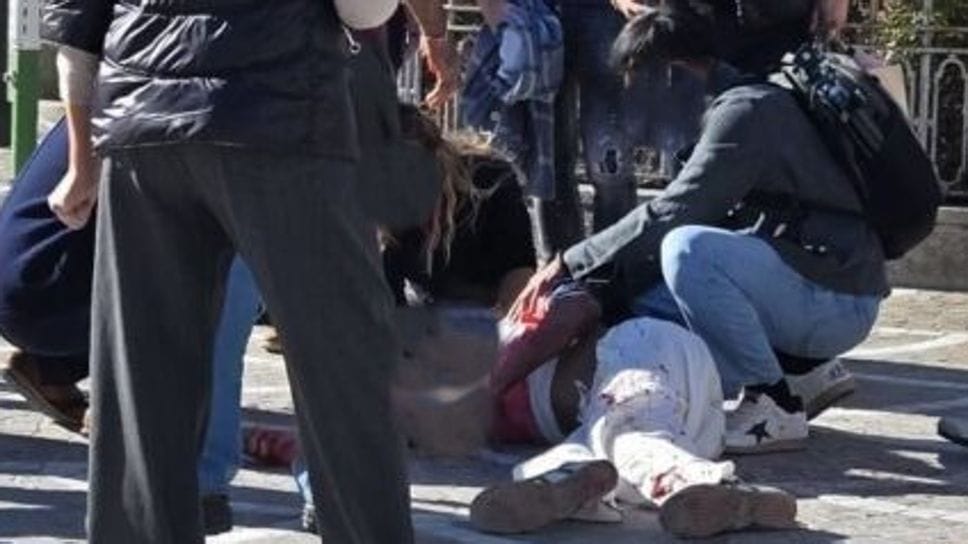 I soccorsi alla vittima dell’aggressione di Villa Olmo I soccorsi alla vittima dell’aggressione di Villa Olmo