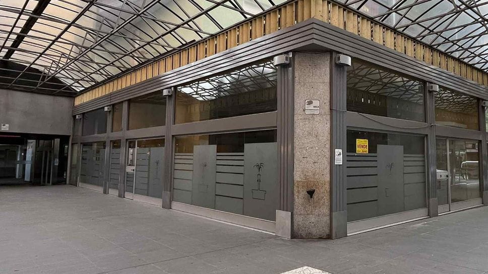 Vetrine vuote nella galleria del centro città Vetrine vuote nella galleria del centro città