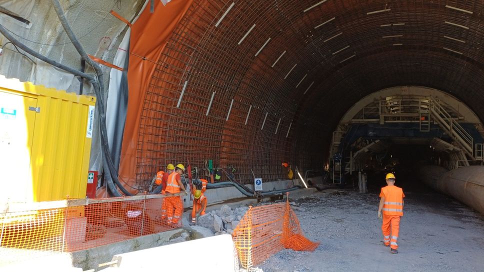Il cantiere dentro il cosiddetto “portale sud” della variante della Tremezzina