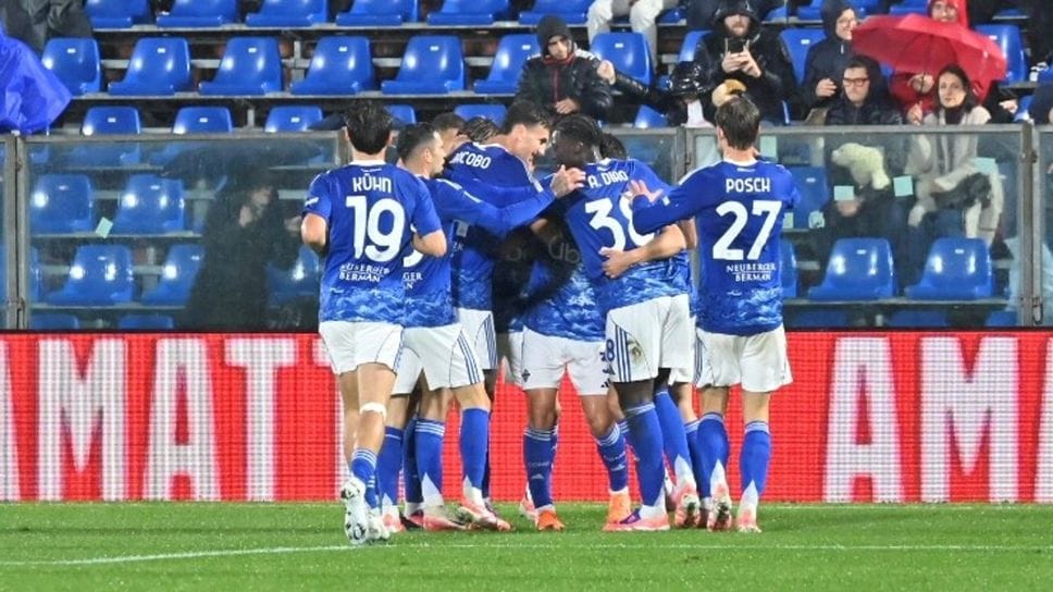 L’esultanza dei giocatori del Como dopo il gol di Douvikas