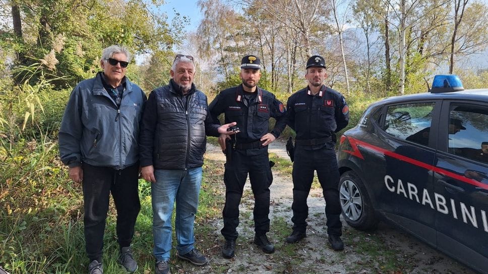 Il presidente della Riserva Pian Spagna, Roberto Vignarca, insieme ai carabinieri forestali e in mano i Gps degli Ibis recuperati nel fiume