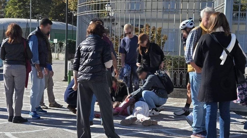I passanti prestano i primi soccorsi alla vittima dell’aggressione di domenica sulla passeggiata di Villa Olmo I passanti prestano i primi soccorsi alla vittima dell’aggressione di domenica sulla passeggiata di Villa Olmo
