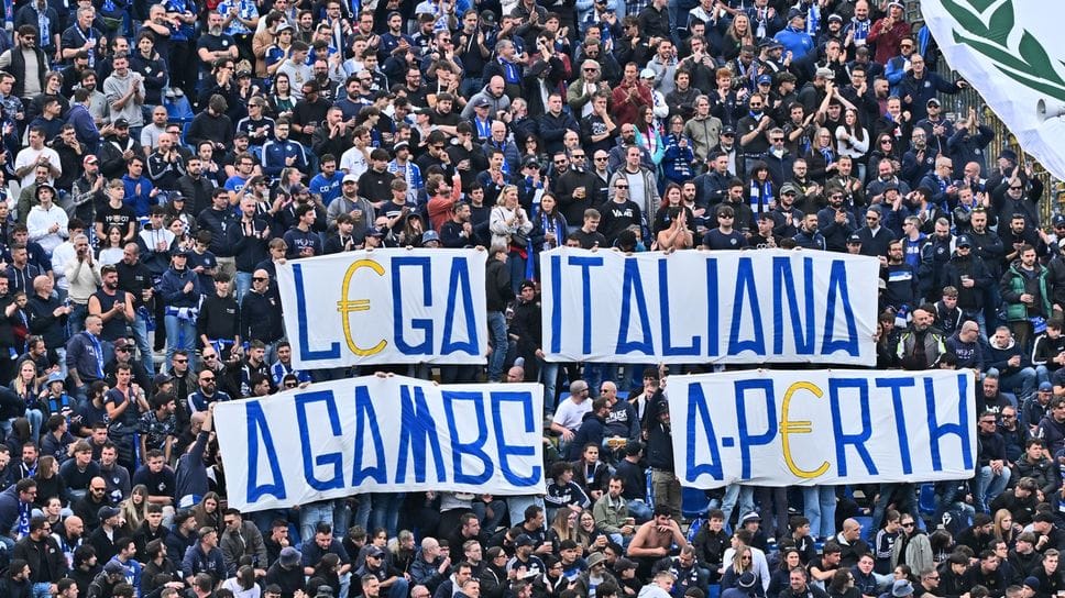 Lo striscione costato la multa a otto tifosi del Como per violazione del regolamento del Sinigaglia