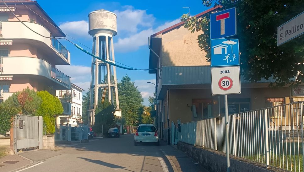 La via Silvio Pellico a Lomazzo, dove  sono intervenuti i vigili