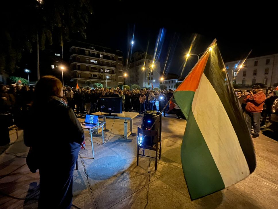 I cittadini comaschi, tra cui medici e infermieri, si sono riuniti giovedì 2 ottobre alle 21 davanti al Valduce per protestare contro le violenze in corso a Gaza. Il presidio è rientrato nell'iniziativa "100ospedaliperGaza"