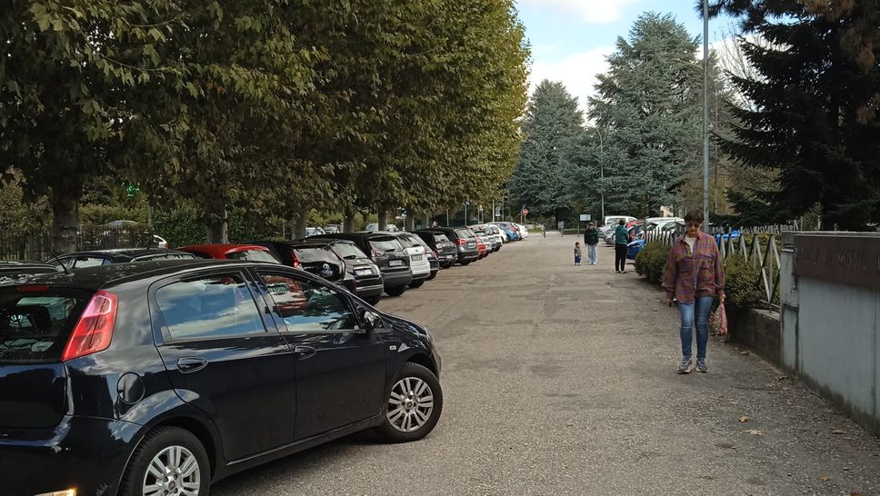 Le auto parcheggiate a caso davanti alle scuole