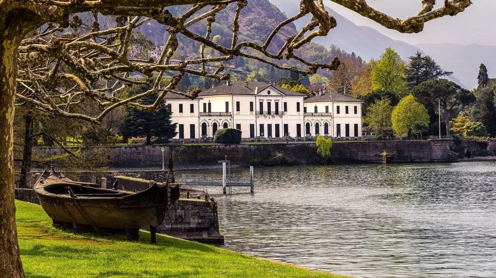 Dai giardini di Villa Melzi uno sguardo su Villa Gerli, set di “C’era una volta in America”