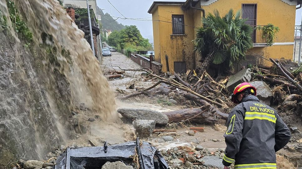 Vigili del fuoco impegnati nella zona di via Santa Marta nei giorni dell’alluvione