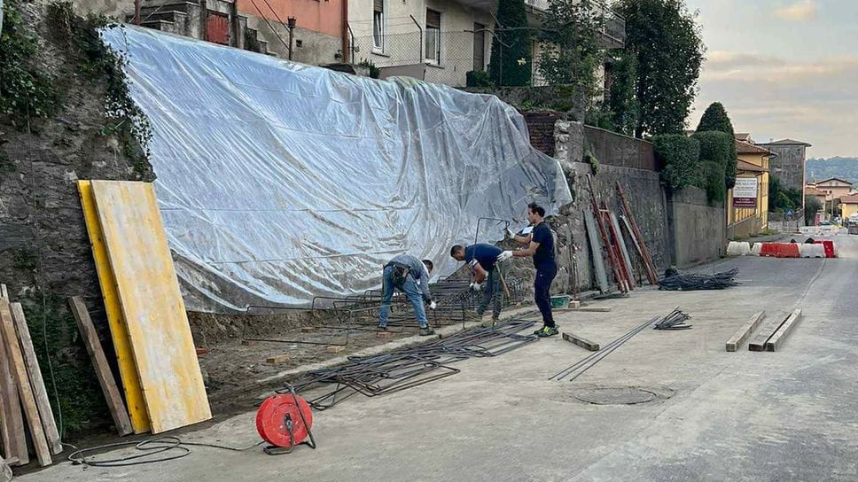 In corso i lavori di messa in sicurezza del muro semicrollato