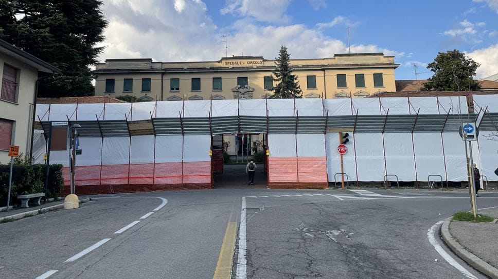 L’ospedale Sant’Antonio Abate. Nel riquadro, Francesco Aiello L’ospedale Sant’Antonio Abate. Nel riquadro, Francesco Aiello