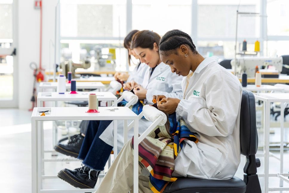 Il laboratorio di orlatura nello stabilimento Ratti a Guanzate Il laboratorio di orlatura nello stabilimento Ratti a Guanzate