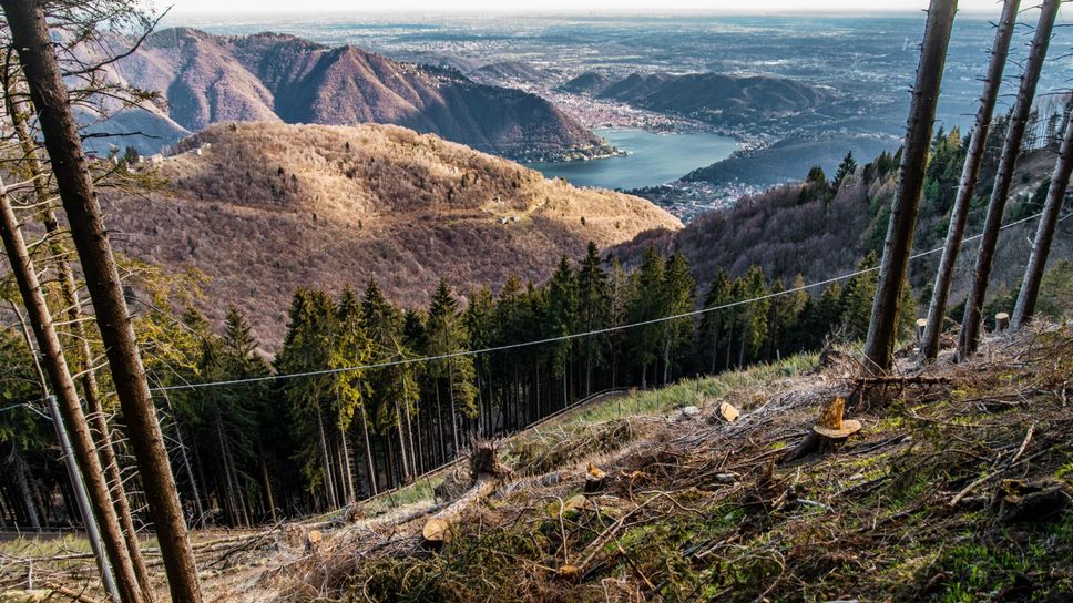 Il panorama di cui si gode dal Monte Bisbino e, nel riquadro, la sua posizione a cavallo con la Svizzera