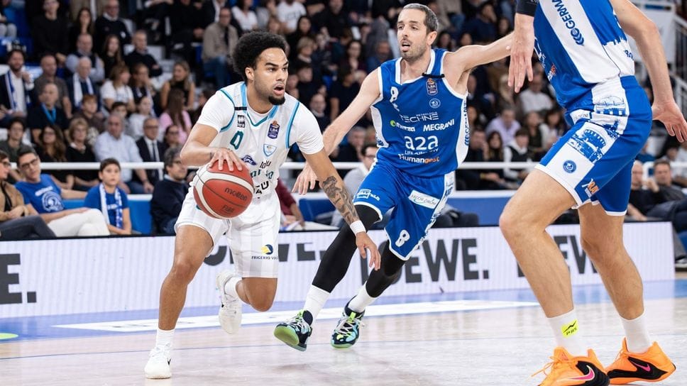 Jacob Gilyard contrastato da Amadeo Della Valle Jacob Gilyard contrastato da Amadeo Della Valle