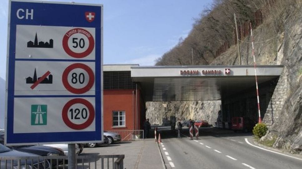 La dogana di Gandria-Oria Valsolda, attraversata giornalmente da migliaia di frontalieri La dogana di Gandria-Oria Valsolda, attraversata giornalmente da migliaia di frontalieri