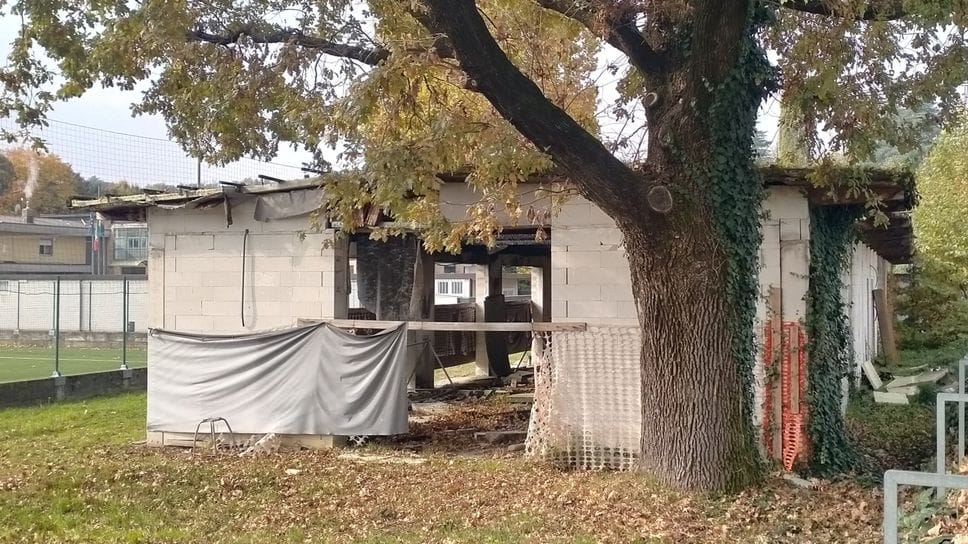 Lo scheletro dello stabile versa in condizioni precarie Lo scheletro dello stabile versa in condizioni precarie