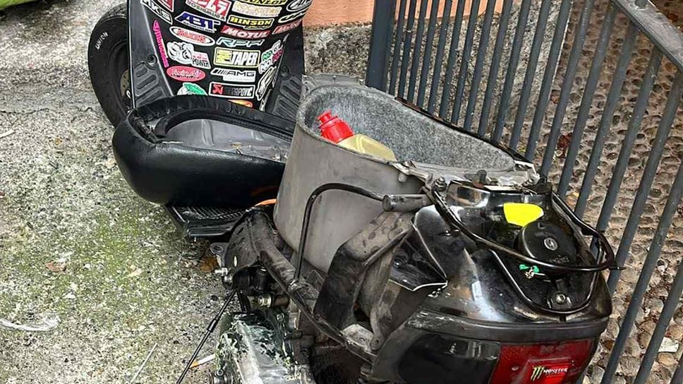 Lo scooter smontato dai due vandali Lo scooter smontato dai due vandali