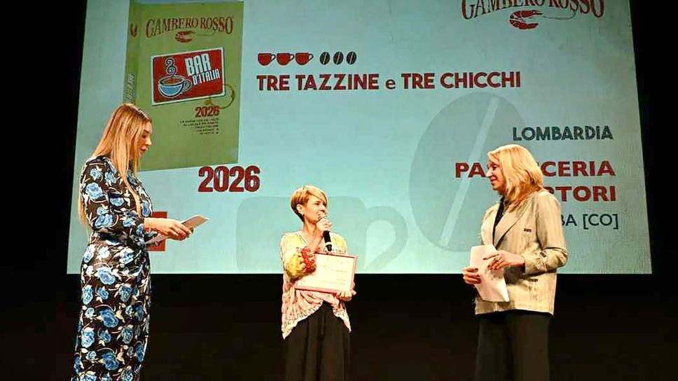 Anna Sartori, titolare della pasticceria con la sorella e il marito, durante la premiazione a Milano
