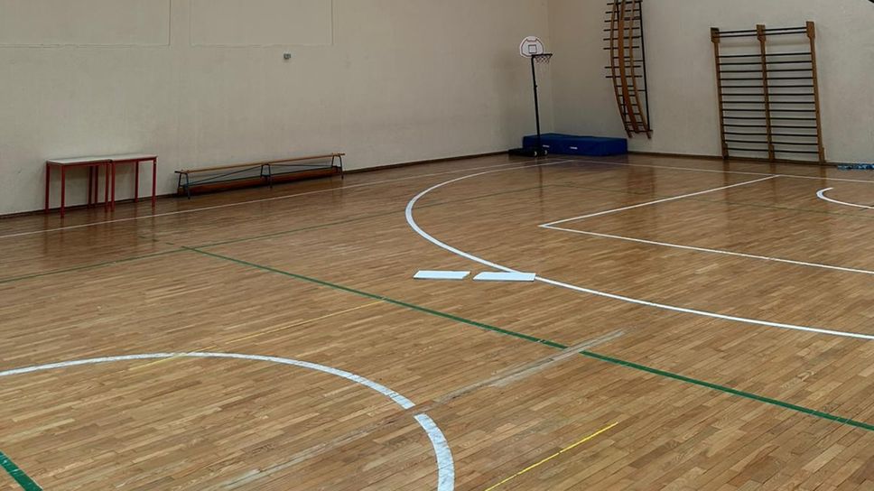 Il punto in cui è caduto il controsoffitto, sul campo da pallavolo