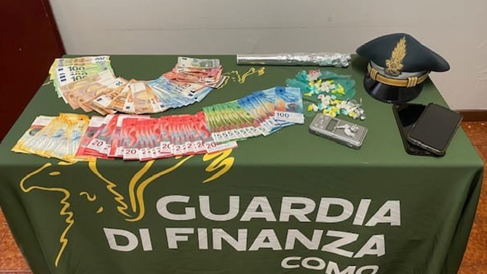 La droga e i contanti che sono stati recuperati dalla guardia di finanza