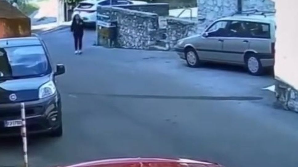 Nel frame delle telecamera, la donna mentre entra in azione Nel frame delle telecamera, la donna mentre entra in azione