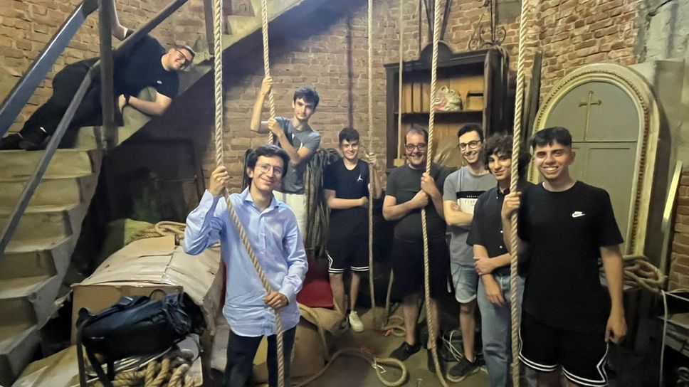 I volontari di Lora e le corde del sistema campanario manuale