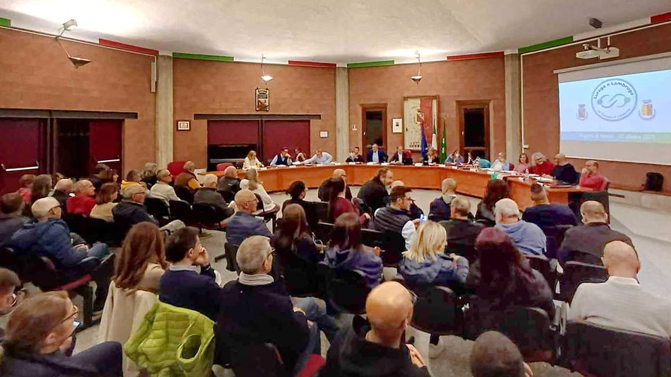 La sala consiliare di Lurago d’Erba gremita durante la discussione sul progetto di fusione con Lambrugo La sala consiliare di Lurago d’Erba gremita durante la discussione sul progetto di fusione con Lambrugo